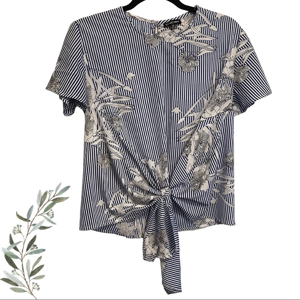 Style Envy Blue Striped Floral Print Short Sleeve Tie Front Blouse Size Medium